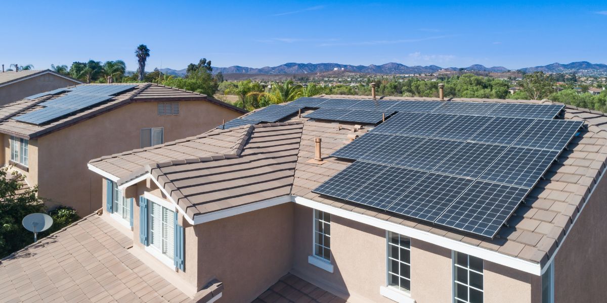 Lee más sobre el artículo Cómo conseguir una vivienda de autoconsumo: adiós a los apagones